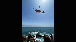 Els Bombers rescaten tres persones després de naufragar una embarcació a la Costa Brava