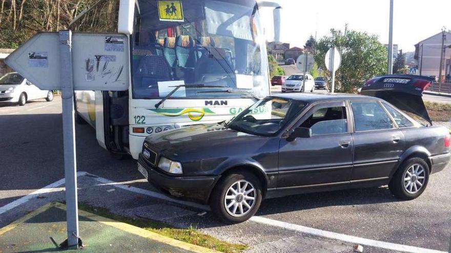 Los dos vehículos implicados, instantes después del accidente en la rotonda de San Mamede.