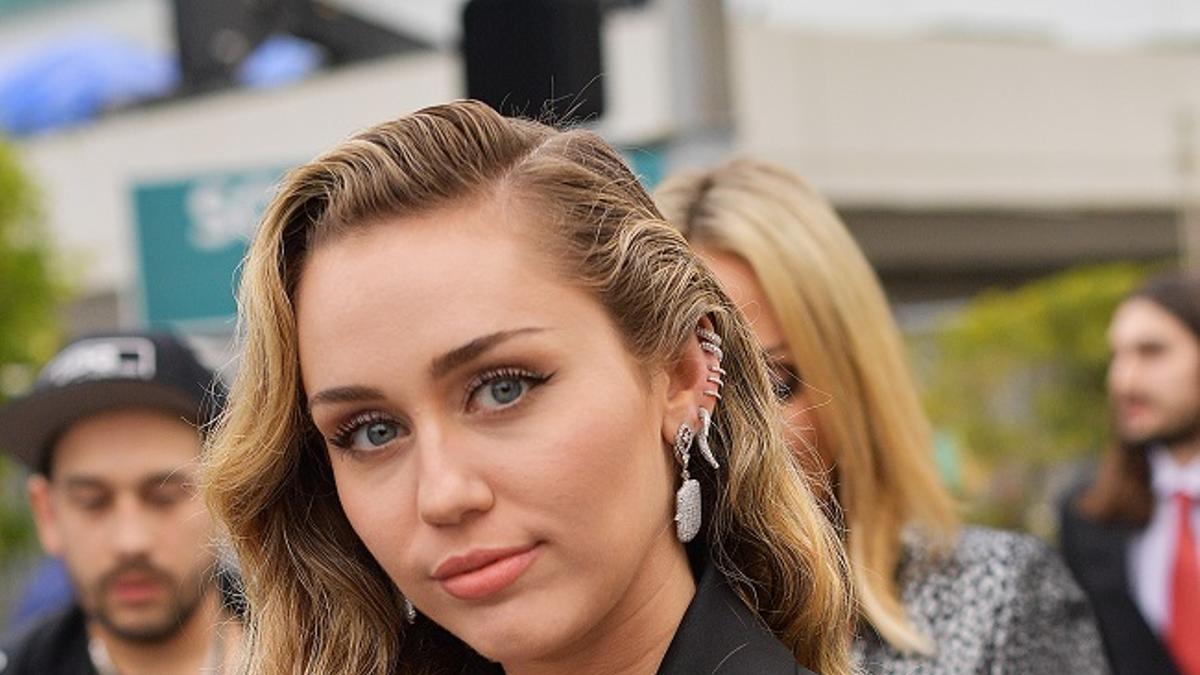 Los pendientes de Miley Cyrus en los Premios Grammy 2019