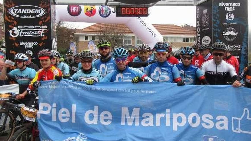 Los participantes en la Bike Maratón &quot;Montes del Sella&quot;, solidarios con Debra-Piel de Mariposa.