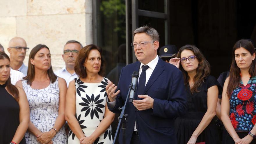 Ximo Puig junto a Mónica Oltra en el minuto de silencio celebrado por la Generalitat