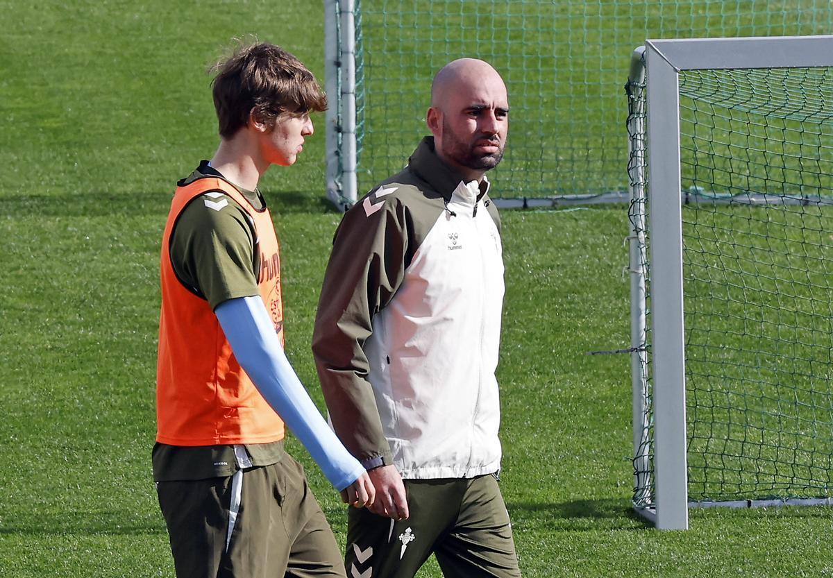 Claudio Giráldez conversa con Fer López durante el entrenamiento de esta mañana en Afouteza.