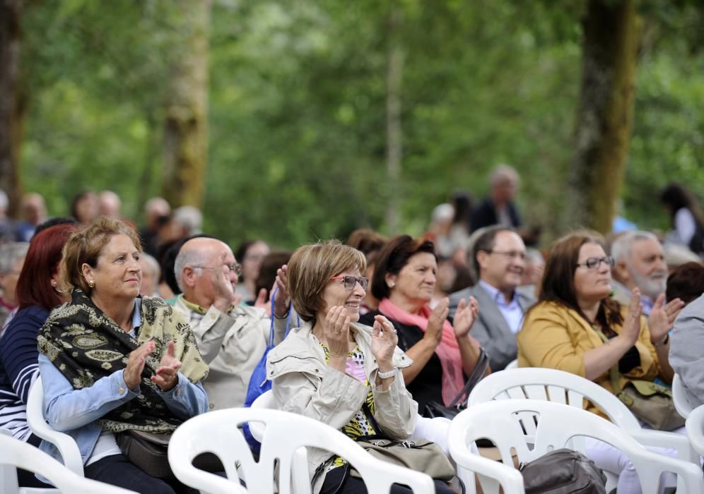 La Fundación Xosé Neiras Vilas celebra hoy su Xuntanza de Confraternidade con motivo del XXV aniversario de su creación. Hasta las Ínsuas de Gres (Vila de Cruces) se acercaron diferentes artistas.