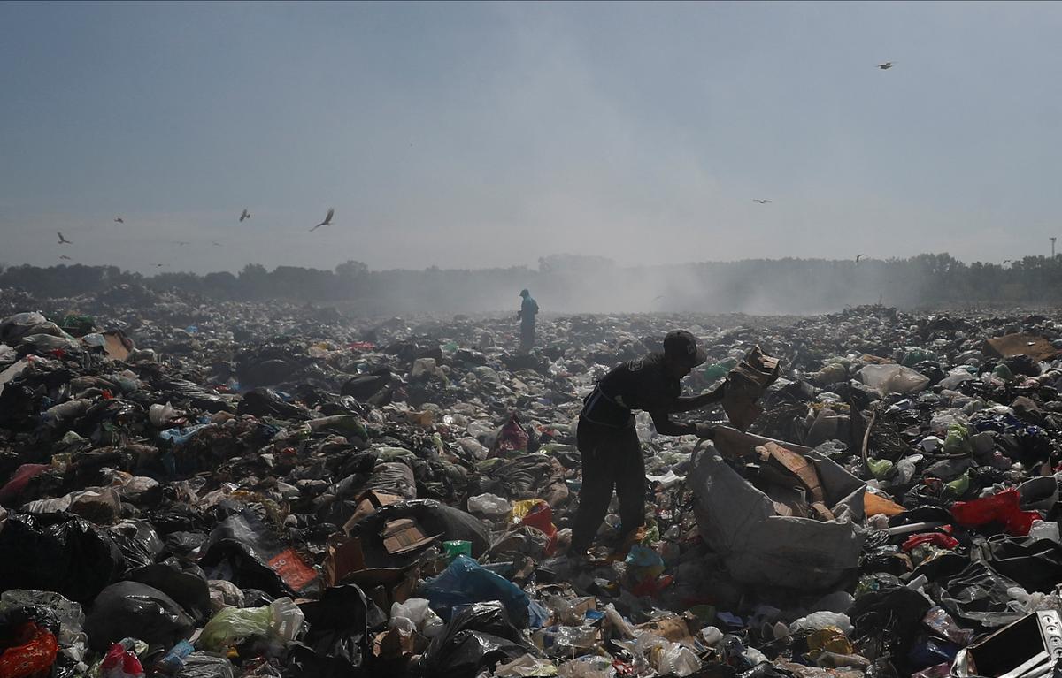 Recicladores de basura revisan montones de desechos en un vertedero de cartón, plástico y metal, que venden en turnos de 12 horas, mientras Argentina enfrenta una de las tasas de inflación más altas del mundo, que superará el 100 % este año, en Luján, el las afueras de Buenos Aires, Argentina 5 de octubre de 2022.