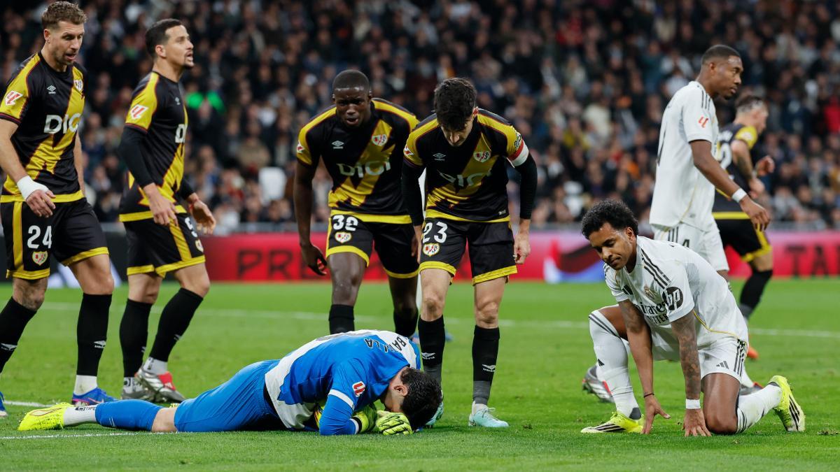 los jugadores del Rayo Vallecano durante el duelo contra el Madrid