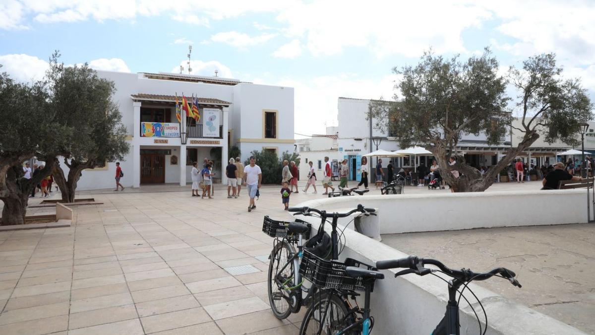 Varias bicicletas de alquiler apoyadas en el muro de la iglesia de Sant Francesc. | C.C.