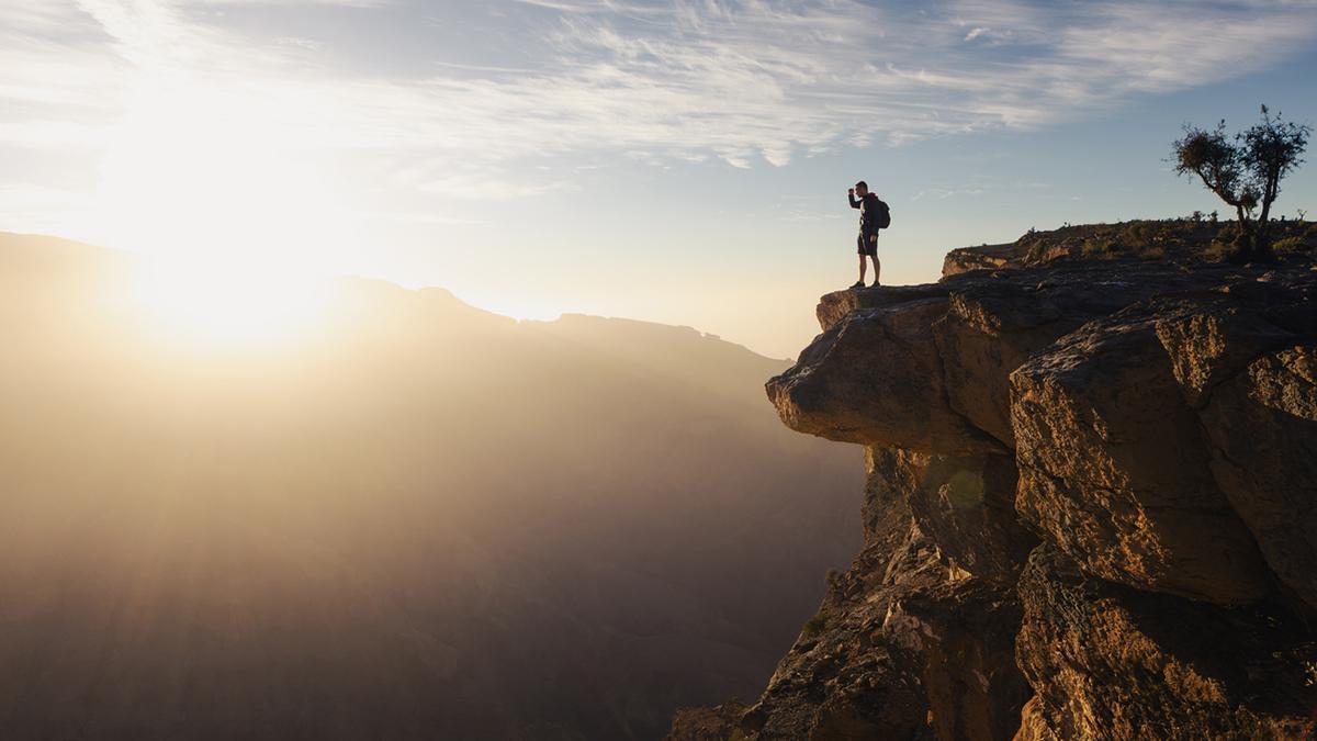 Las montañas de Al Hajar muestran el Omán más abrupto, con cañones, miradores y paisajes de roca al atardecer.