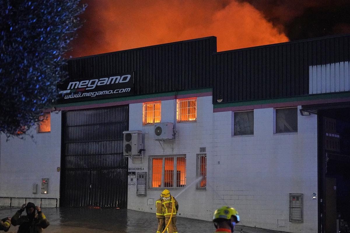 Un incendi destrossa una fàbrica de bicicletes i patinets a Vilablareix