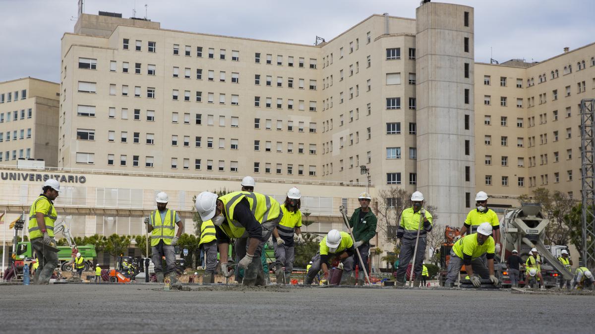 La construcción de urgencia del hospital de campaña, ubicado junto al General de Alicante, también arrancó a finales de marzo.