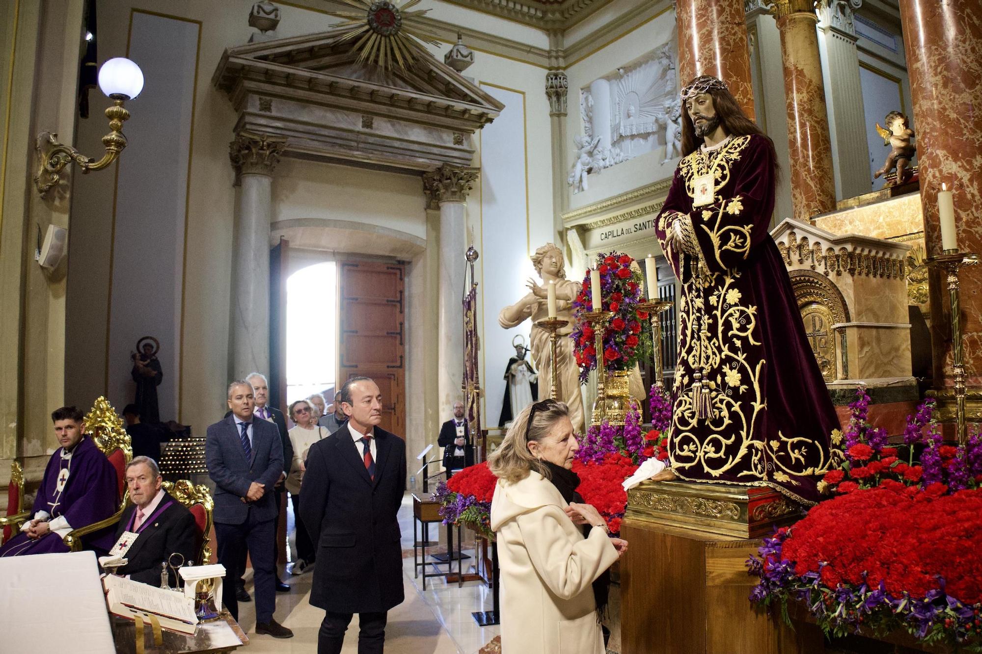 Tradicional Besapié del Cristo del Rescate en Murcia.