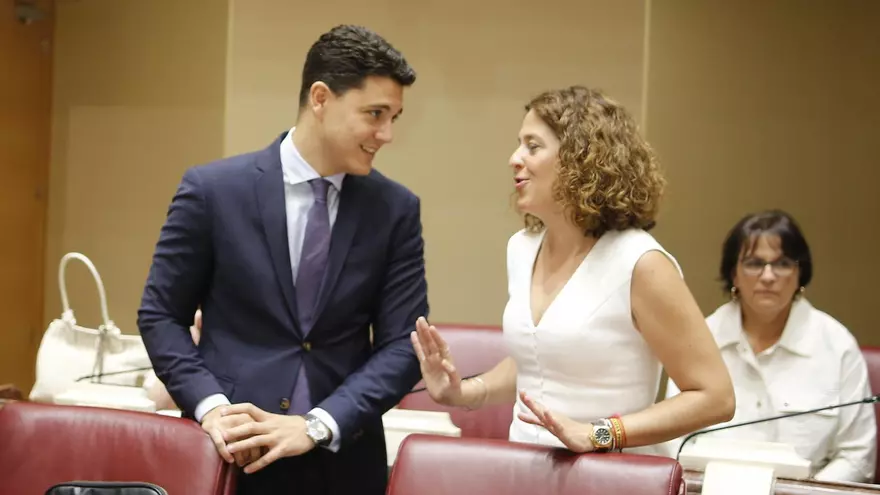 La oposición exige al Gobierno regional que ponga aire acondicionado en los centros educativos