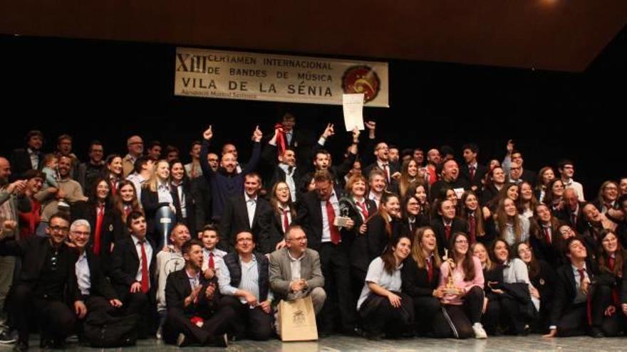 Integrantes de la banda ganadora y sus acompañantes, el domingo festejando la victoria en la Sénia.