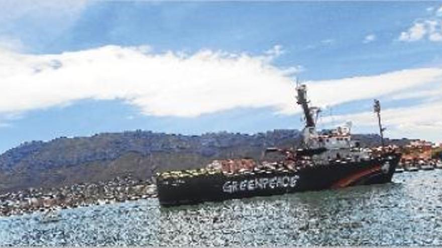 El barco de Greenpeace al entrar al puerto con el Montgó al fondo.