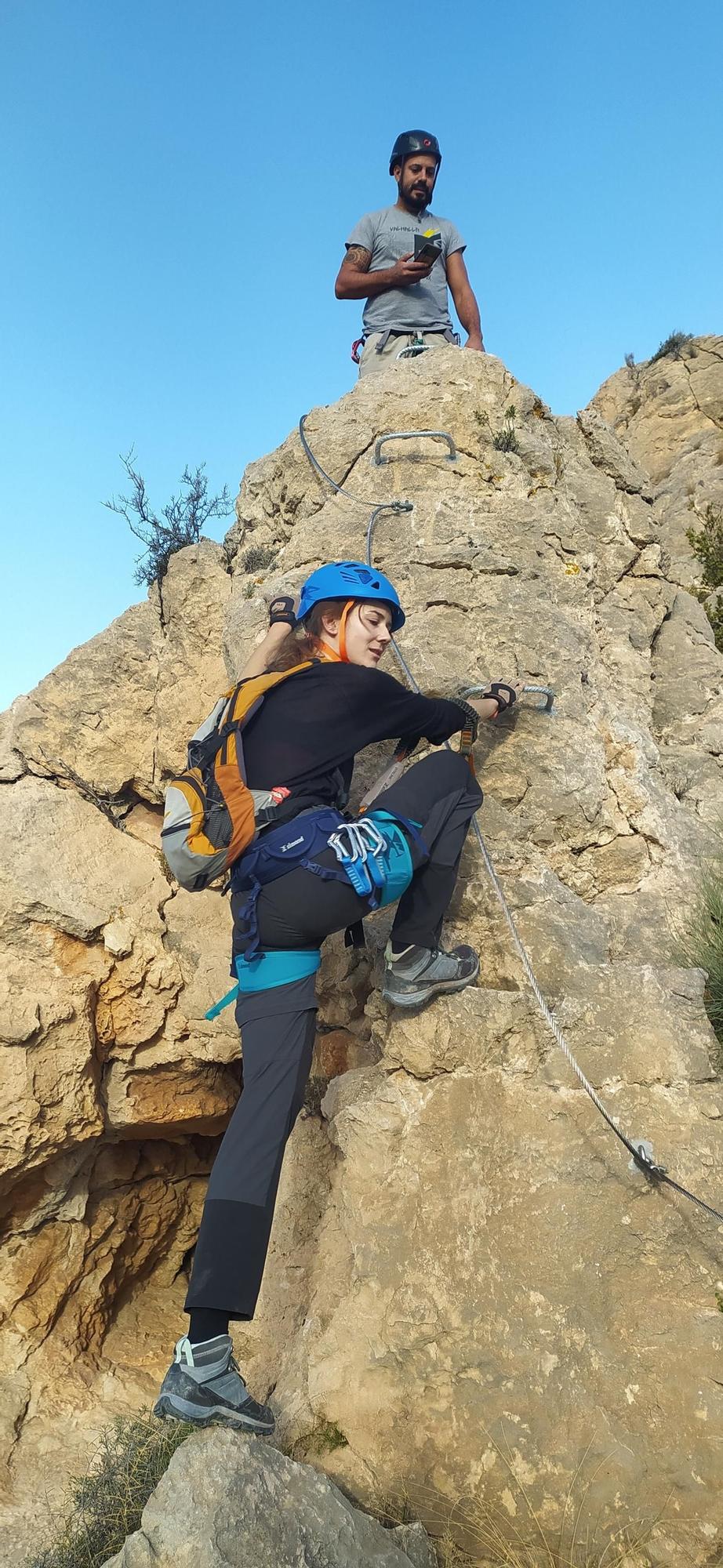 La concejala de Medio Ambiente inspeccionando la vía ferrata de Bolón.