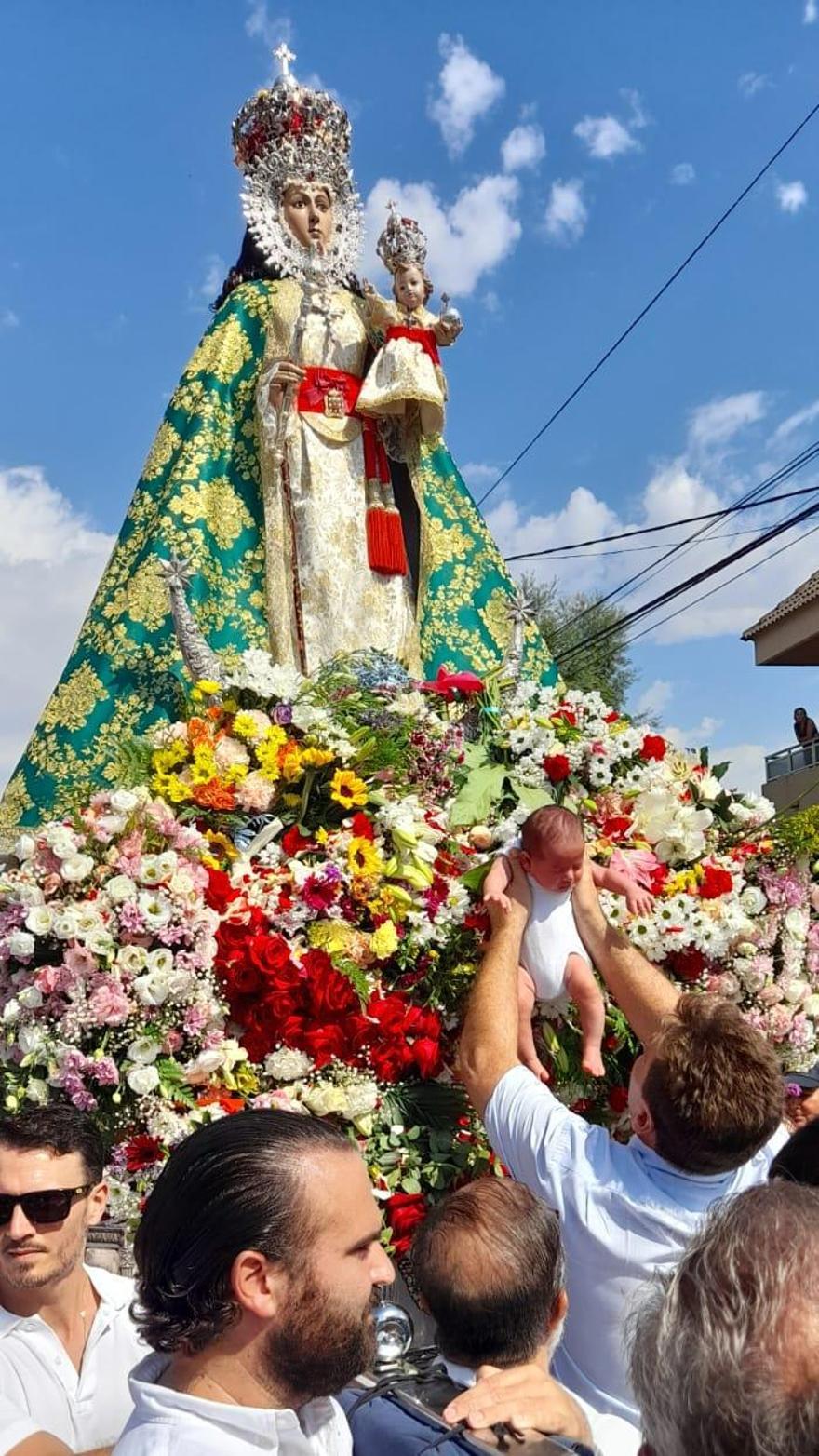 Jesús Daniel alza a su hijo Lucas frente a la Virgen