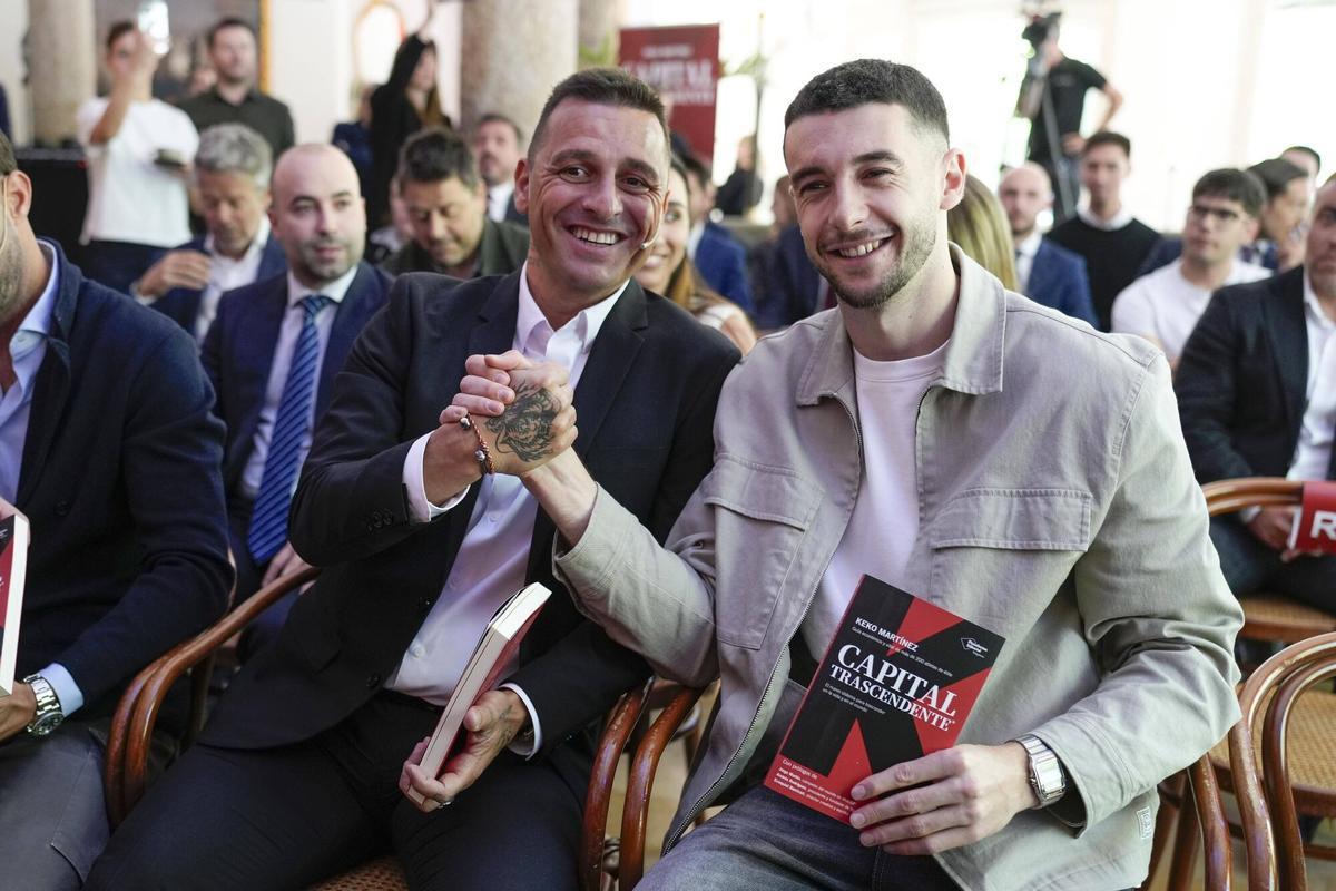 El exfutbolista Keko Martínez, autor de 'Capital Trascendente', antes de la presentación de su libro junto al portero del FC Barcelona.
