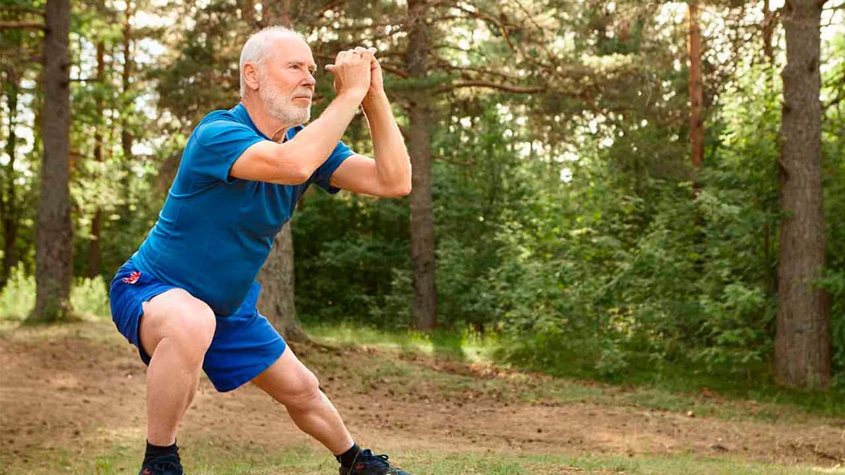 Persona mayor haciendo calistenia