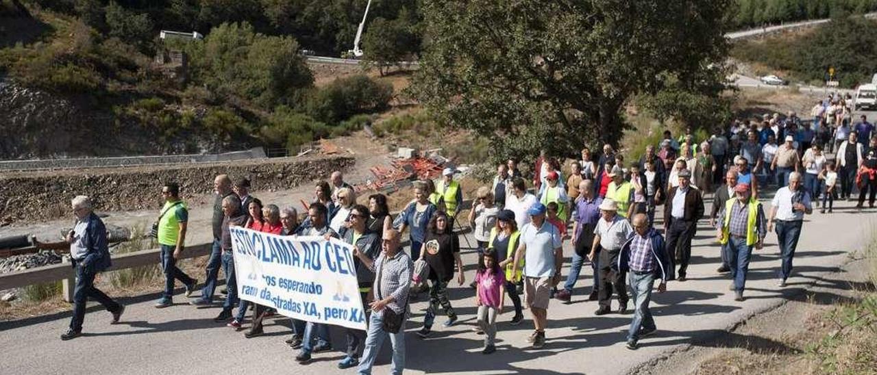 Una vista de la manifestación que cortó ayer al tráfico la OU-114, en Castrelo do Val. // Brais Lorenzo