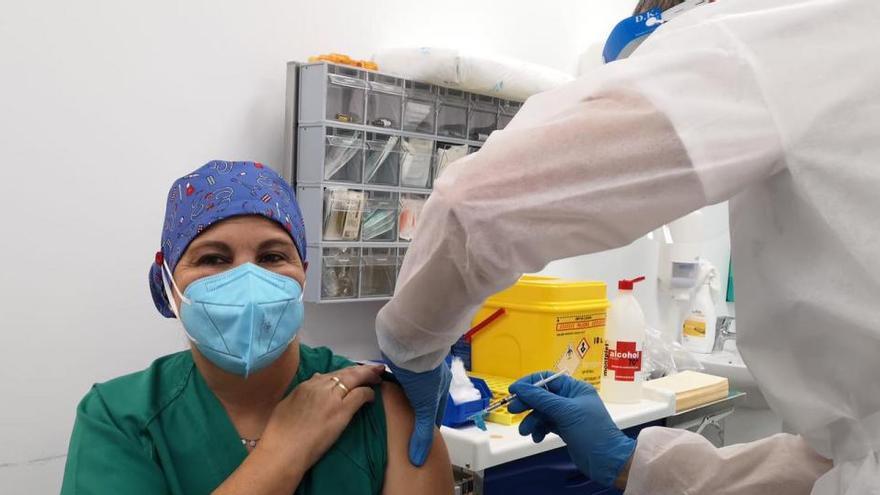 Aplican la vacuna a personal sanitario en el Hospital de Ronda.