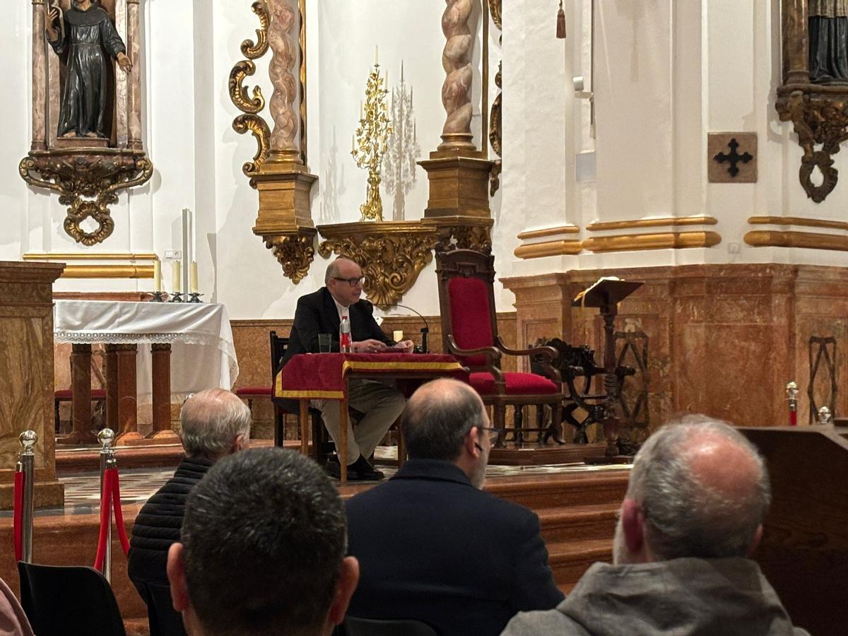 El obispo de Málaga, José Antonio Satué, imparte en la parroquia de los Santos Mártires, la primera jornada de los Ejercicios Espirituales para cofrades.