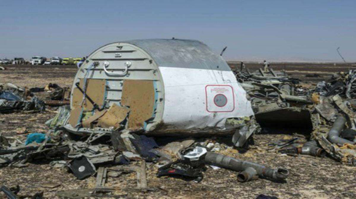 Primeres imatges de les restes de l’avió rus accidentat aquest dissabte al Sinaí.