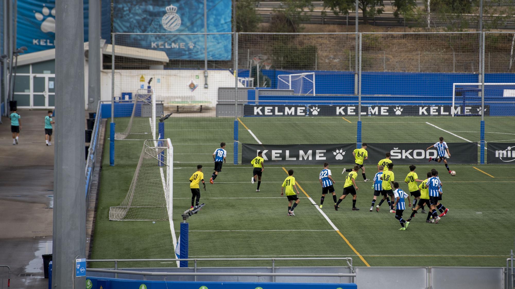 Partido de fútbol base del RCD Espanyol en la Ciutat Esportiva Dani Jarque en Sant Adrià.