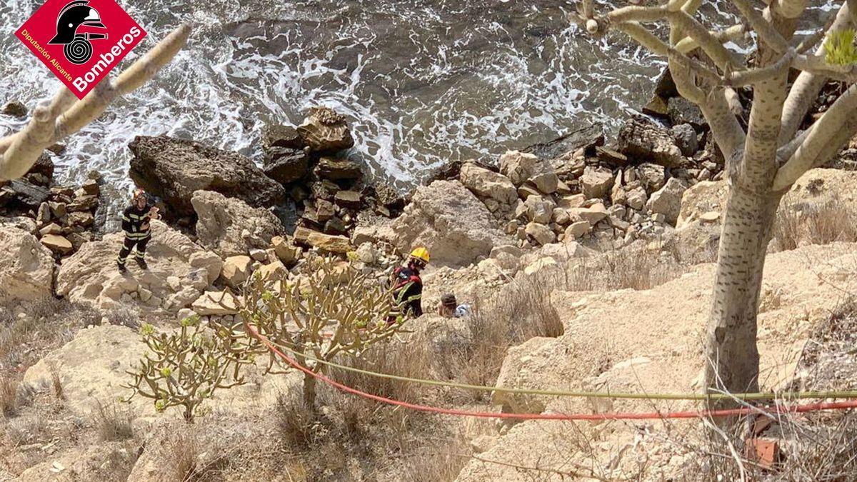 Los bomberos al llegar hasta la persona que había quedado atrapada en el acantilado 