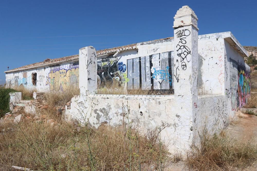 Casa de postas. Además de las pintadas y los escombros, un gran agujero en una ventana antes tapiada deja ver un interior destrozado. Aquí se cambiaban las monturas, junto a la puerta de entrada y salida de Málaga.