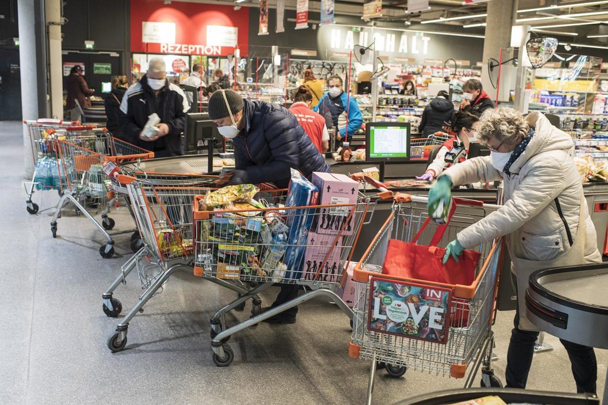 Vienna (Austria), 01/04/2020.- Consumers wearing face masks in a supermarket in Vienna, Austria, 01 April 2020. The Austrian government has announced additional measures slowing down the ongoing pandemic of the COVID-19 disease caused by the SARS-CoV-2 coronavirus, including to wear face masks in supermarkets, with a shop area over 400 square meters, from 06 April 2020 on, occupational exemption for people in the risk group, stricter penalties for disregarding the measures and all hotels must close their operations. (Viena) EFE/EPA/CHRISTIAN BRUNA