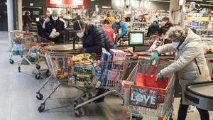 Vienna (Austria), 01/04/2020.- Consumers wearing face masks in a supermarket in Vienna, Austria, 01 April 2020. The Austrian government has announced additional measures slowing down the ongoing pandemic of the COVID-19 disease caused by the SARS-CoV-2 coronavirus, including to wear face masks in supermarkets, with a shop area over 400 square meters, from 06 April 2020 on, occupational exemption for people in the risk group, stricter penalties for disregarding the measures and all hotels must close their operations. (Viena) EFE/EPA/CHRISTIAN BRUNA