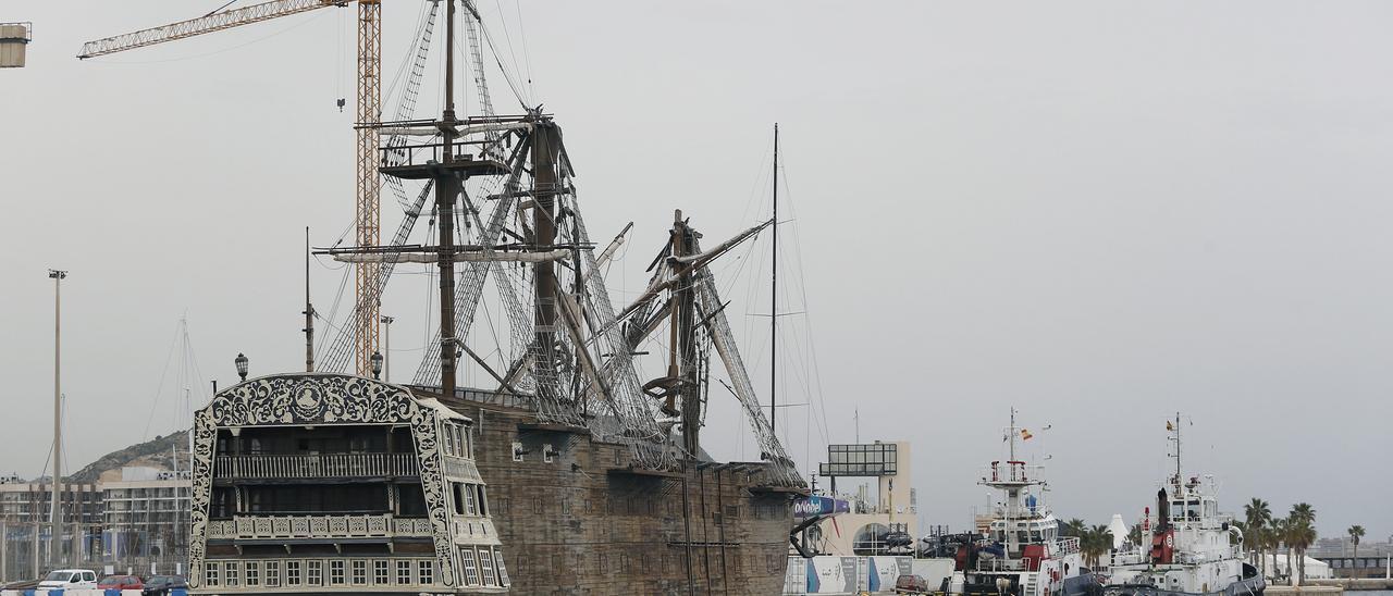 El &quot;artefacto náutico&quot; permanece amarrado cerca de los muelles donde irá el centro de congresos