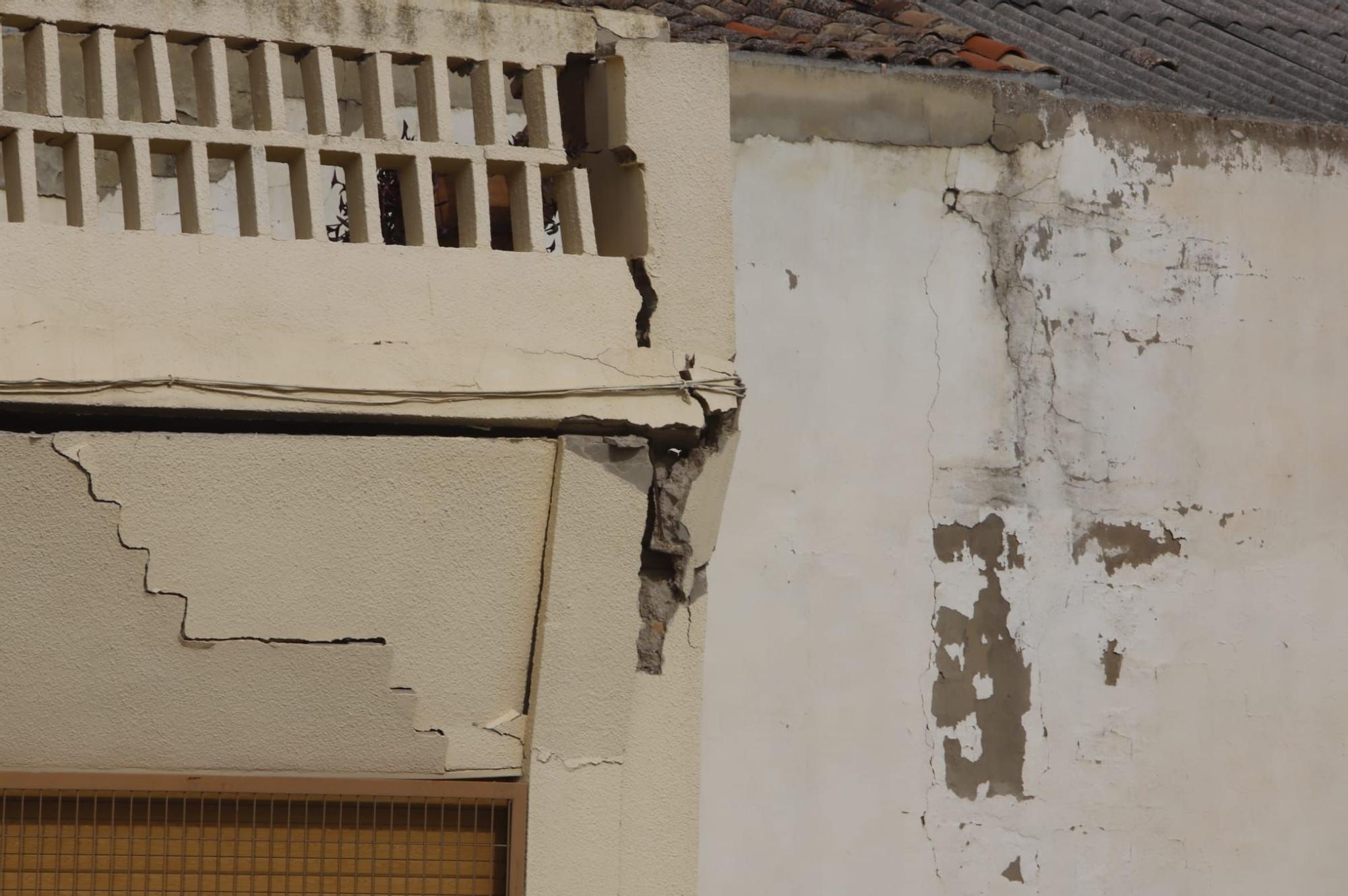 Precintan las inmediaciones de la casa derrumbada en Ontinyent