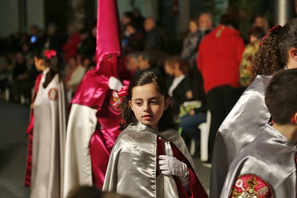 Miles de personas contemplaron el paso de las imágenes de las seis cofradías que participan en Lunes Santo