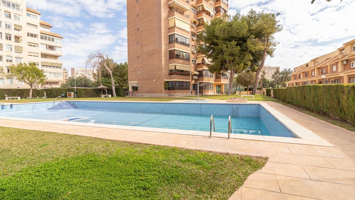 Piso con piscina en venta en Alicante.