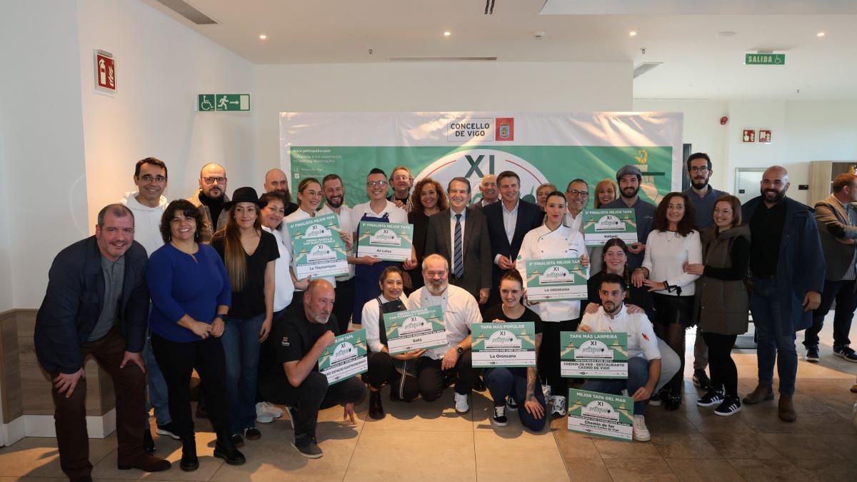 Los ganadores y finalistas del Petisquiño 2025 junto al alcalde de Vigo, Abel Caballero.