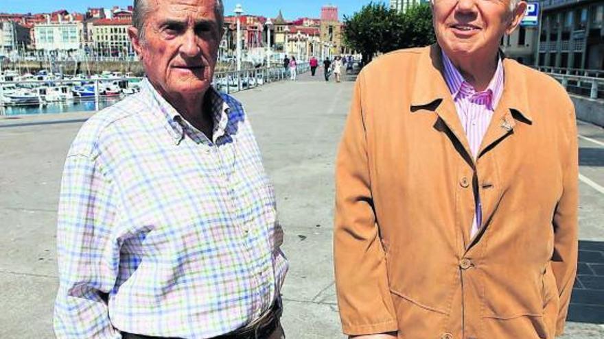 El gijonés Miguel Fanjul, a la izquierda, y el naviego Ángel de Anleo, ayer, en el puerto deportivo de Gijón.