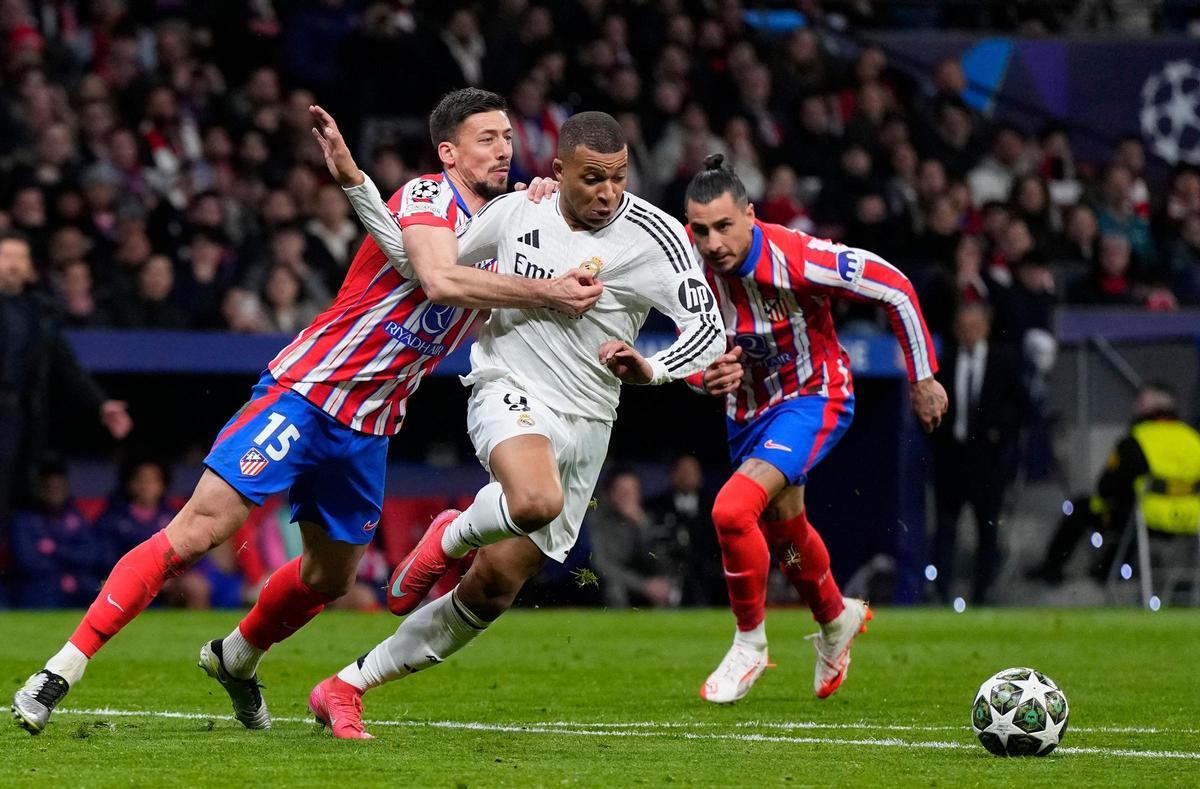 Lenglet hizo penalti a Mbappé