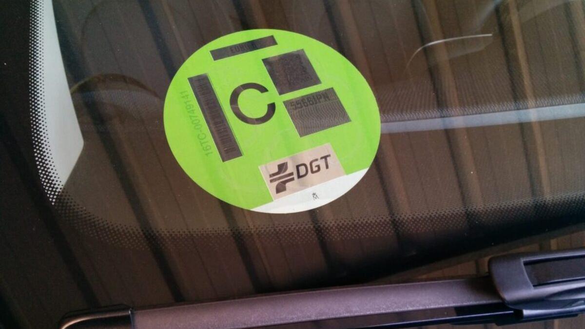 Una etiqueta de la DGT.