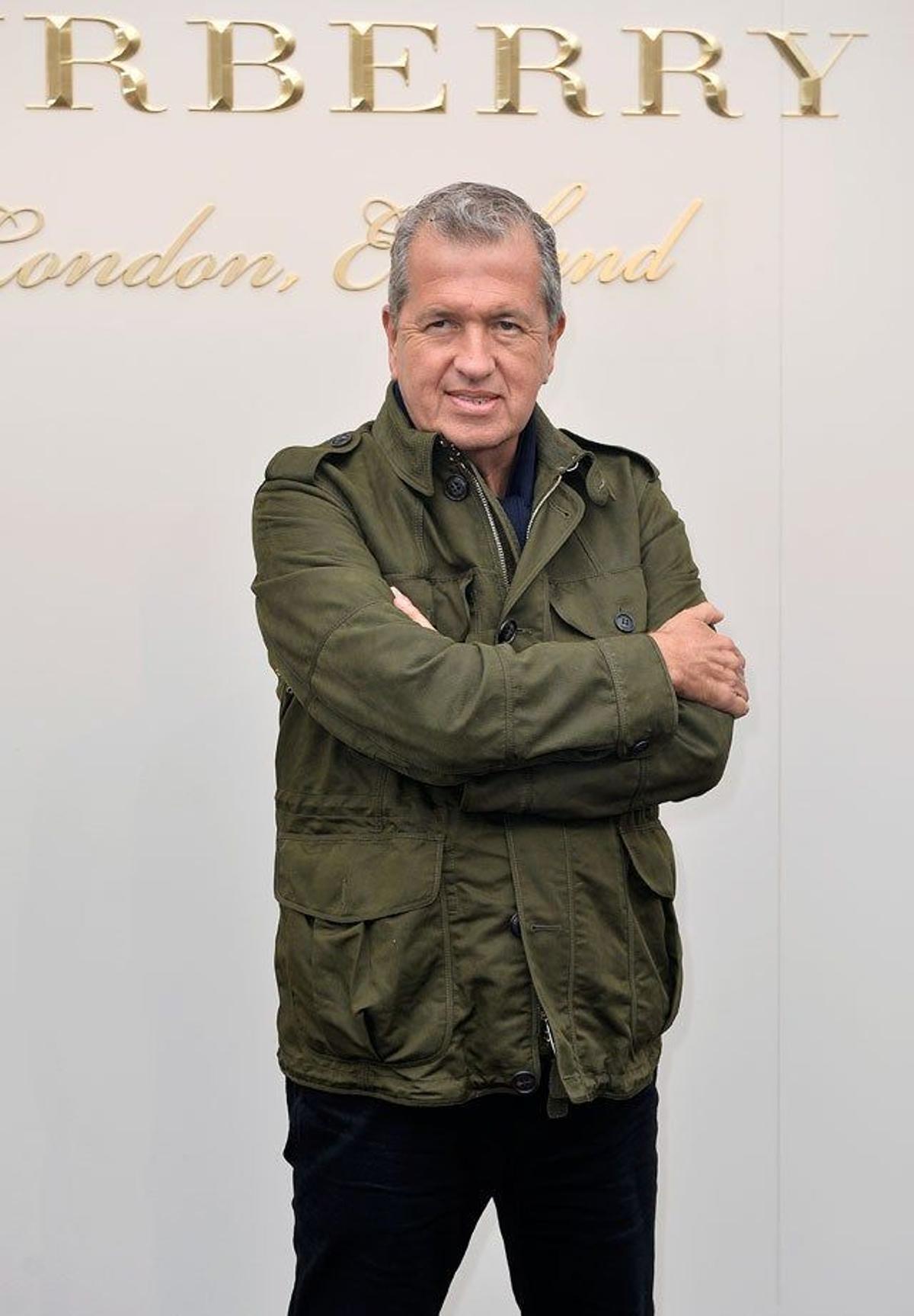Mario Testino va al desfile de Burberry Prorsum durante la Semana de la Moda de Londres.