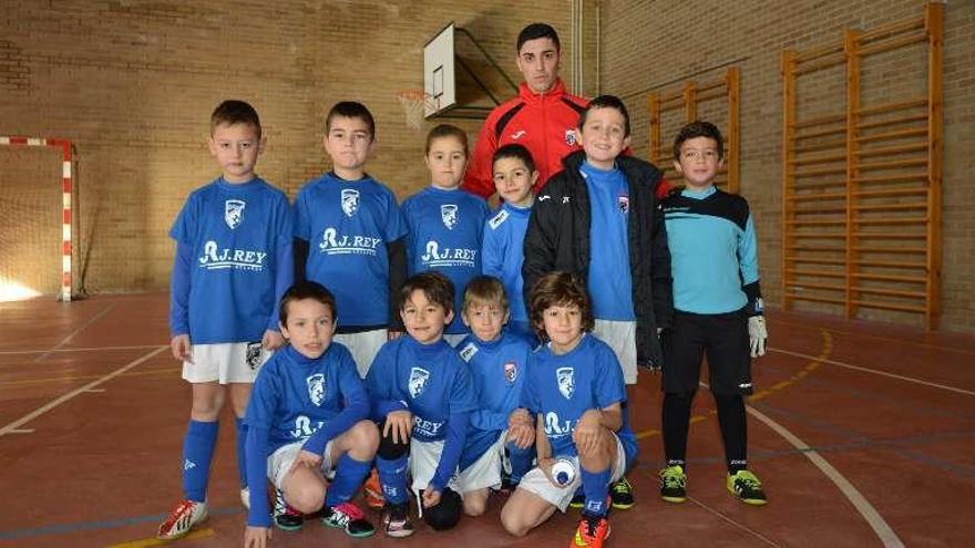 Equipo prebenjamín del Caldas CF. // G. Santos