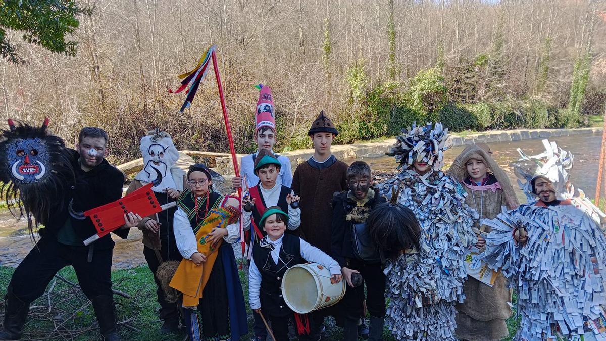 Los rapaces de Riofrío recuperan los "Carochos del Antruejo"