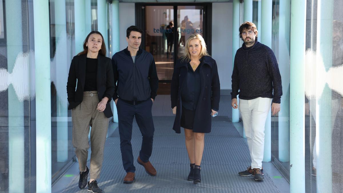 Ana Fernández Vilas, David Álvarez Pérez, Mónica Valderrama e Iago López Román, ayer, en la Escuela de Ingeniería de Telecomunicación