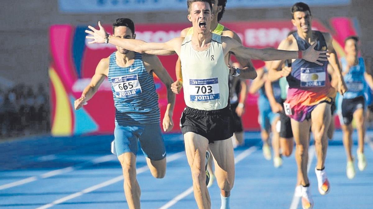 Mo Katir, justo por detrás de Mario García, que celebra su triunfo en 1.500 metros.