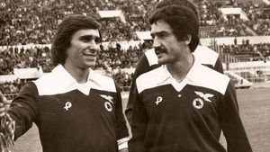 Maurizio Montesi (derecha) junto a Bruno Conti en el amistoso benéfico que disputaron la Lazio y la Roma por la muerte de un aficionado en la grada por una bengala