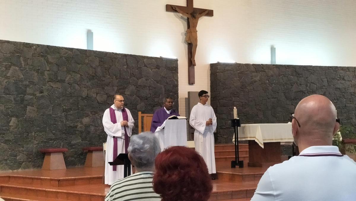 El sacerdote Ambrosio Abeso Ndjeng junto al párroco de la iglesia de Santa Clara Benjamín Ramírez, durante el funeral.