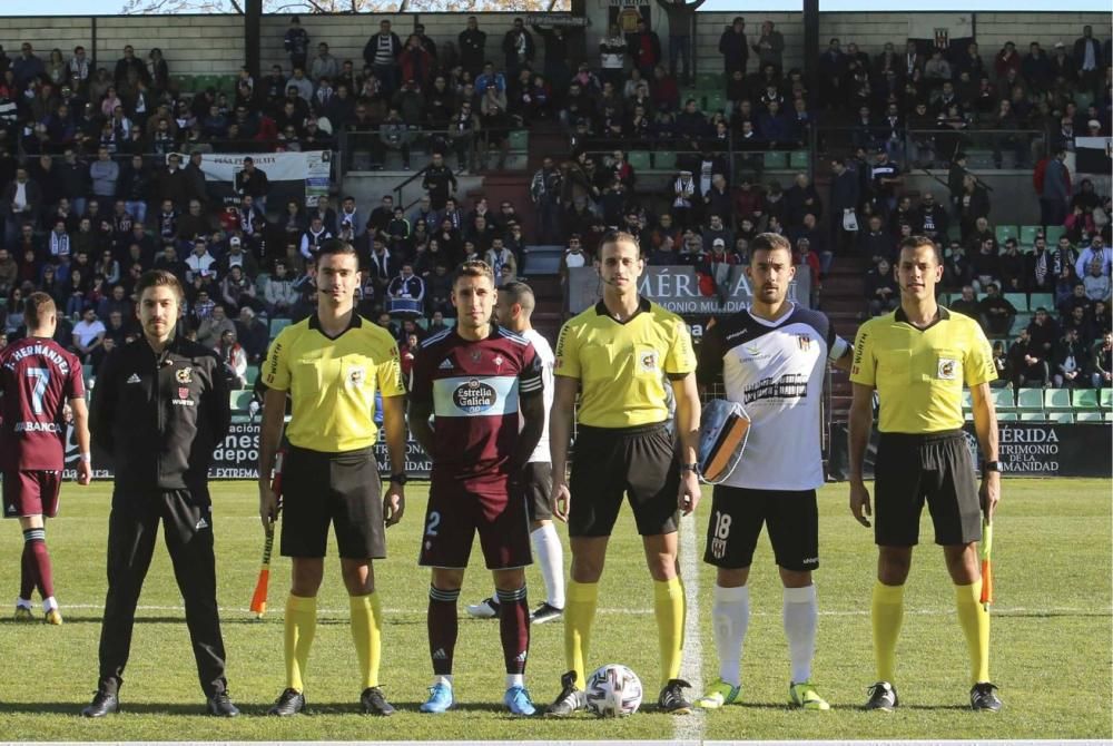 Las imágenes del duelo entre extremeños y gallegos en el Estadio Romano, que terminó con goleada celeste (1-4)