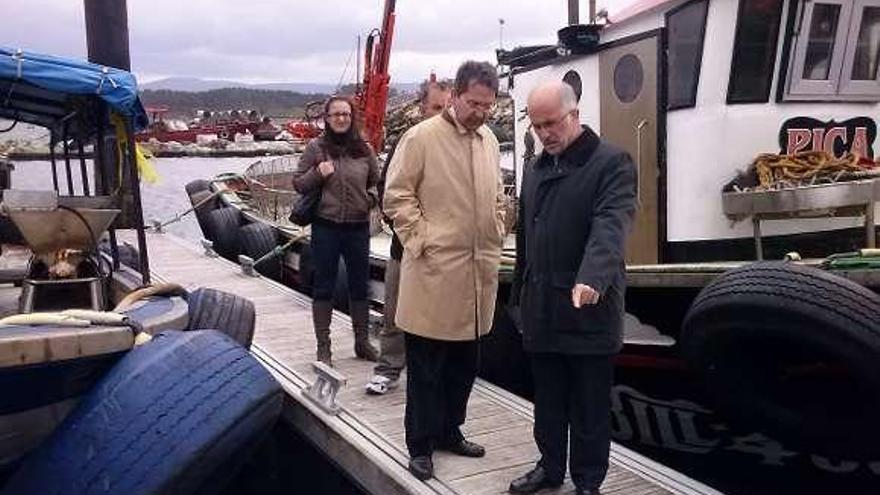 Durán y Miguel Pérez, en el puerto de O Grove.  // FdV