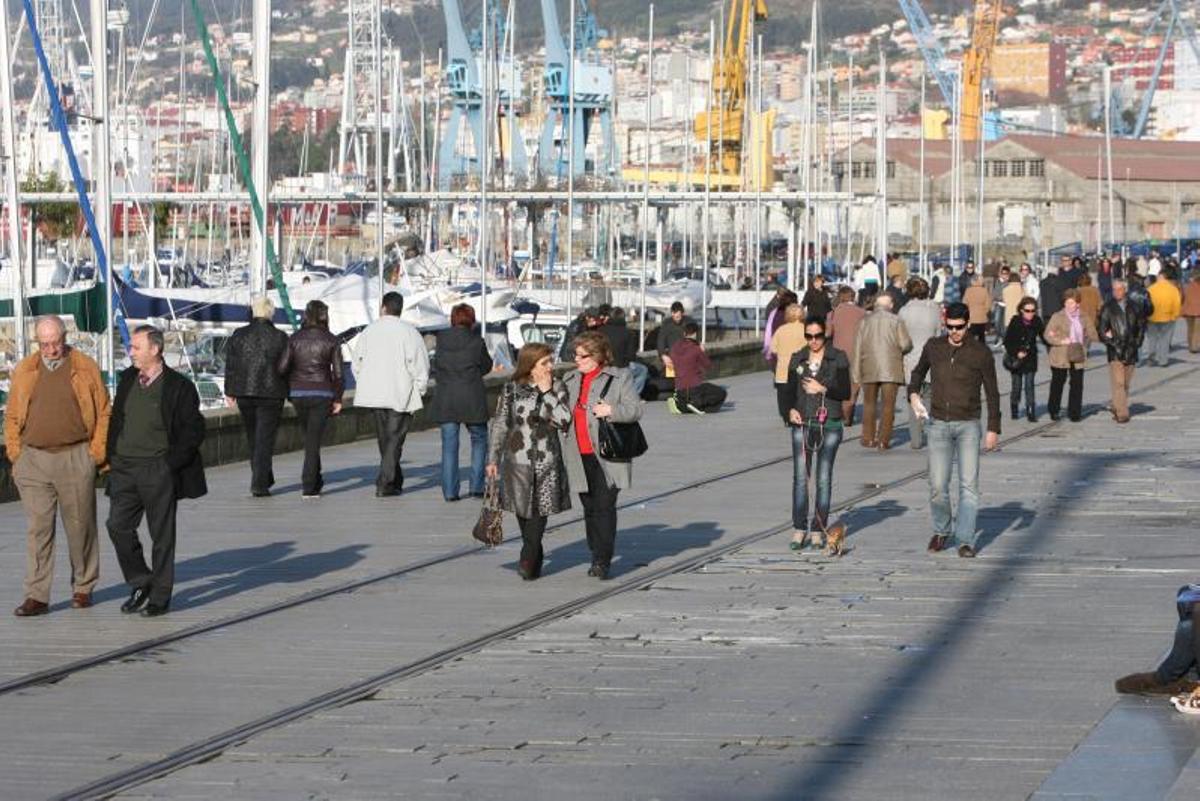 Viandantes en 
As Avenidas, en
Vigo. |   //  JESÚS DE ARCOS