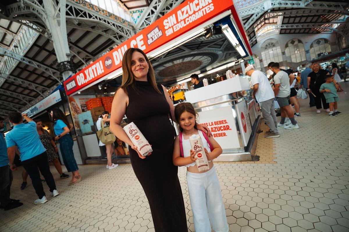 El lanzamiento empezó con una acción de testeo en el Mercado Central de València, en la que se ofrecieron muestras gratuitas al público.