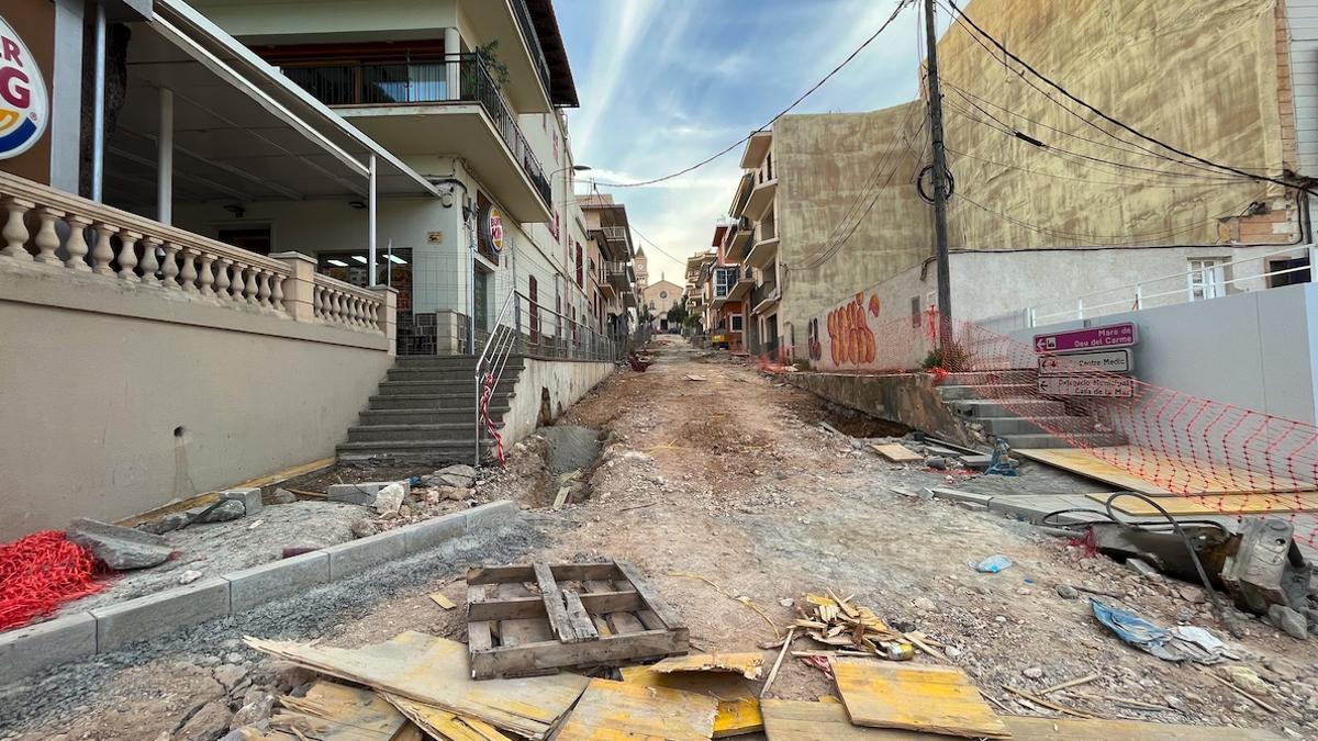 Imagen de la calle Colom de Porto Cristo levantada por las interminables obras.